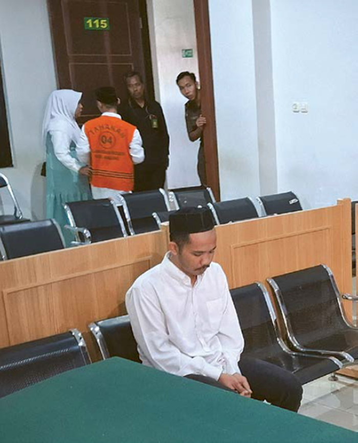 CELAKAKAN LIMA ORANG: Febri Aldi Setiawan, 22, warga Desa Bringin, Kecamatan Wajak menjalani sidang pembacaan vonis di PN Kepanjen, Selasa sore (16/12).