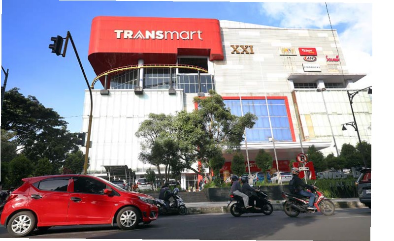 LOKASI STRATEGIS: Arus lalu lintas di depan Transmart Malang ramai kemarin (17/12). UB optimistis nantinya Transmart menyedot banyak pengunjung lantaran berada di pusat kota.