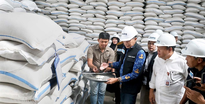 INSPEKSI: Wali Kota Malang Wahyu Hidayat didampingi sejumlah pejabat pemkot meninjau persediaan beras di Gudang Bulog, Jalan Raya Gadang kemarin (17/12).