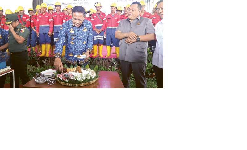 SURPRISE: Wali Kota Malang Wahyu Hidayat memotong tumpeng di kantor Dinas Lingkungan Hidup (DLH) kemarin siang.