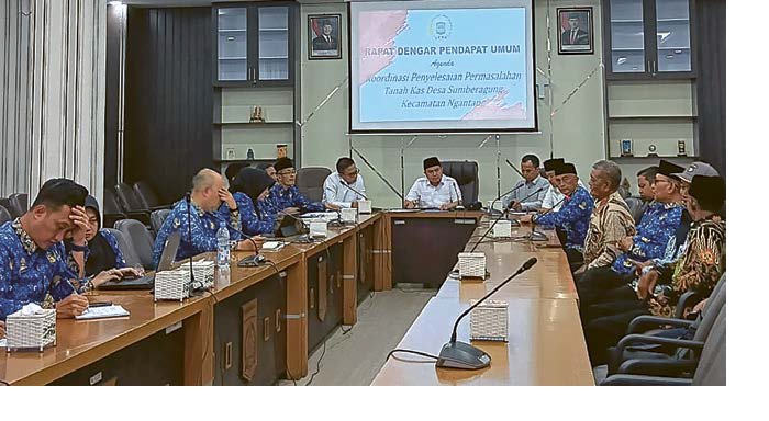 BERI BEBERAPA REKOM: Rapat Dengar Pendapat Umum (RDPU) digelar DPRD Kabupaten Malang bersama Pemdes Sumberagung, Ngantang untuk mengurai problem tanah kas desa, kemarin.