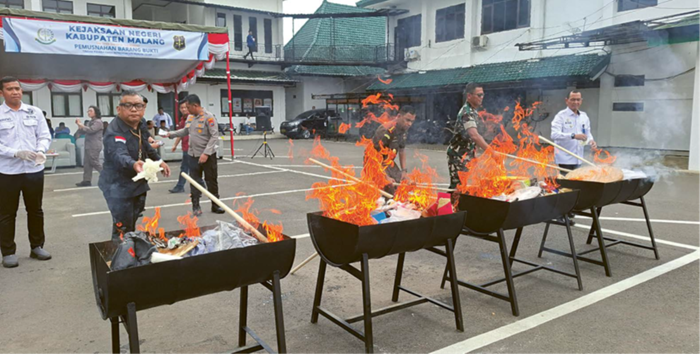 KALI KEEMPAT: Pemusnahan barang bukti perkara yang sudah selesai dilakukan di halaman Kejari Kabupaten Malang, kemarin. Sejumlah pihak turut hadir untuk menyaksikannya.