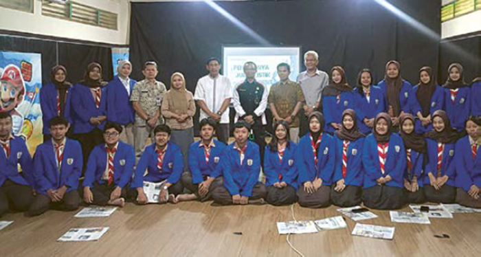 ANTUSIAS: Kepala Sekolah SMKN 1 Malang Andri Kusdarmanto MPd (tengah) beri dukungan kepada 35 siswa yang ikut JGTS di SMKN 1 Kota Malang, Jumat lalu (12/12).