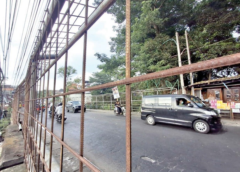 BUTUH PERHATIAN: Sejumlah kendaraan melintas di Jembatan Muharto, Kecamatan Kedungkandang, kemarin siang.
