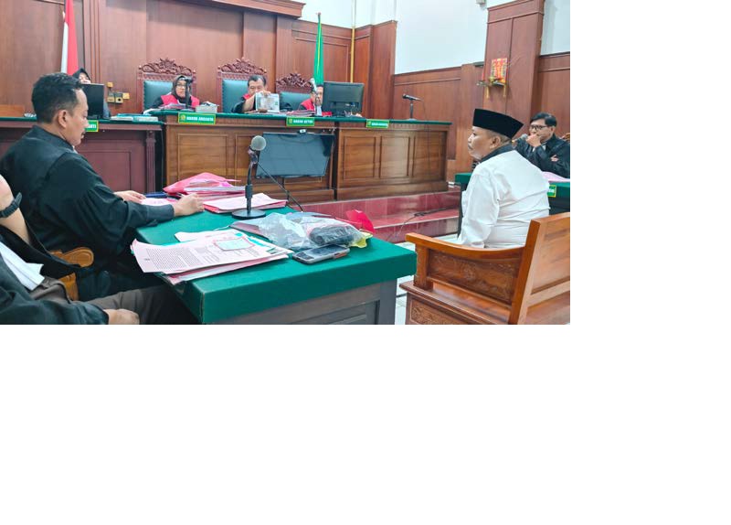 KURSI TERDAKWA: Ahmad Edy (kanan) didakwa menggelapkan mobil sewa dalam sidang di Pengadilan Negeri Surabaya, Rabu (17/12).