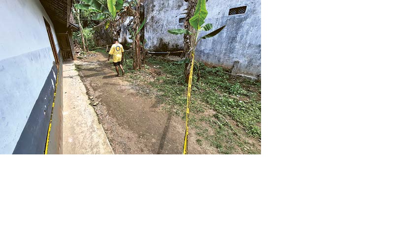 DIDA LAMI POLISI: Garis polisi dipasang di area penemuan mayat bayi di Jalan Kodari, RT 26/RW 4, Dusun Krajan, Desa Ngebruk, Kecamatan Sumberpucung, kemarin (18/12).