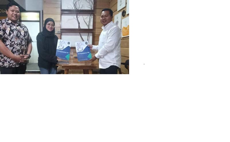 KOLABORASI: Penandatanganan MoU kerja sama dilakukan Kepala SMK Muhammadiyah 1 Batu Arik Suprianto SSi MPd (kanan) Manajer Janus Coffee and Roastery Khusnun Inayah, Rabu lalu (17/12).