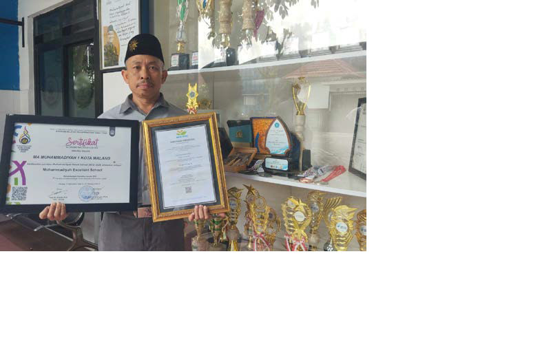 MADRASAH UNGGUL: Wakil Kepala Madrasah Bidang Humas Slamet Riadi SPd Mamumtaza tunjukkan sertifikat akreditasi dan predikat Excellent School.