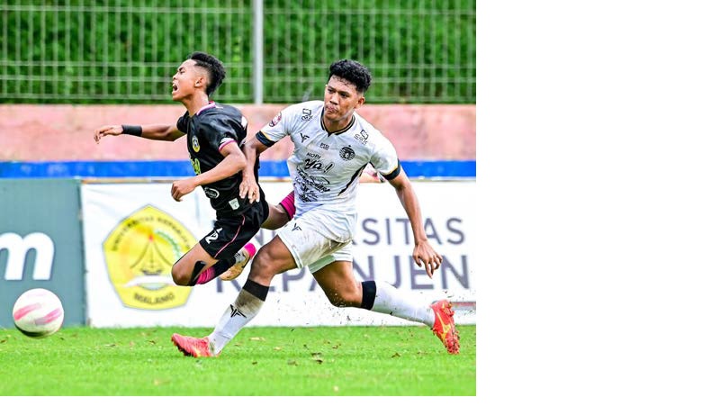 PERSAINGAN SENGIT: Pemain Persekam Malang (kanan) menghadang penggawa Malang United dalam laga babak 64 besar Liga 4 Regional Jatim di Stadion Kahuripan, Kabupaten Malang, pekan lalu.