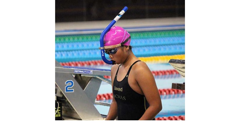 JAGA KONSISTENSI: Atlet Selam Kota Batu Nafa Amadia bersiap bertanding di Gelora Bung Karno Aquatic Centre pada 19 November 2025 lalu.