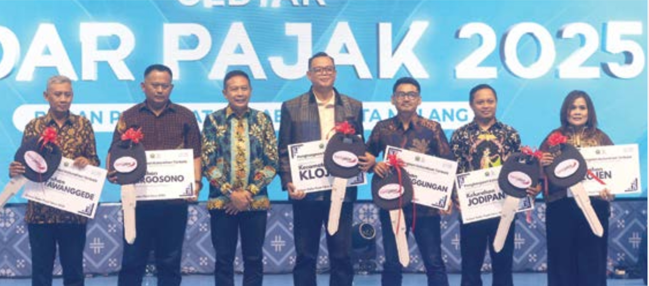 BERI SUMBANGSIH: Wali Kota Malang Wahyu Hidayat (tiga dari kiri) memberikan apresiasi kepada kelurahan dan kecamatan terbaik yang mampu mendongkrak pembayaran PBB.