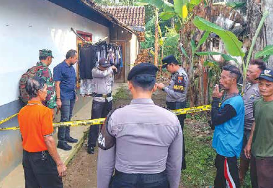 PERIKSA 10 SAKSI: Polisi melakukan olah TKP pembuangan bayi di Jalan Kodari, RT 26/RW 4, Dusun Krajan, Desa Ngebruk, Kecamatan Sumberpucung, Kamis lalu (18/12). Kemarin, polisi mendapati tersangkanya.