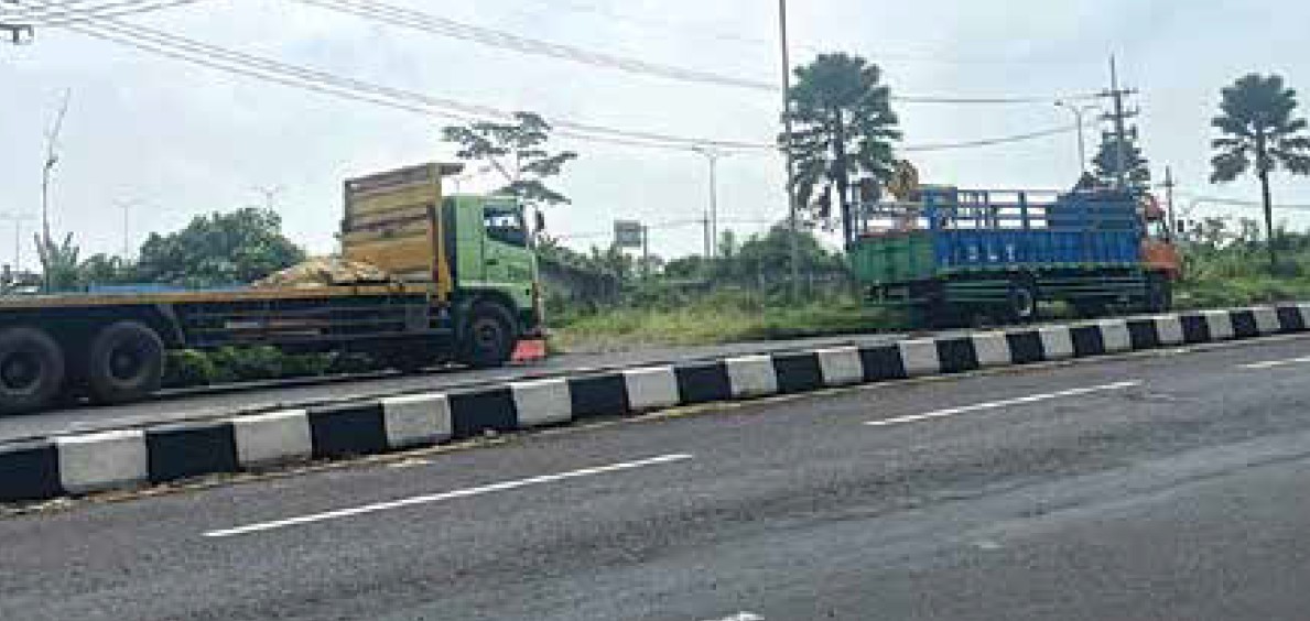 BANDEL: Sejumlah truk kedapatan memarkir kendaraannya di bahu jalan menuju Gerbang Tol (GT) Lawang pada Kamis lalu (18/12).