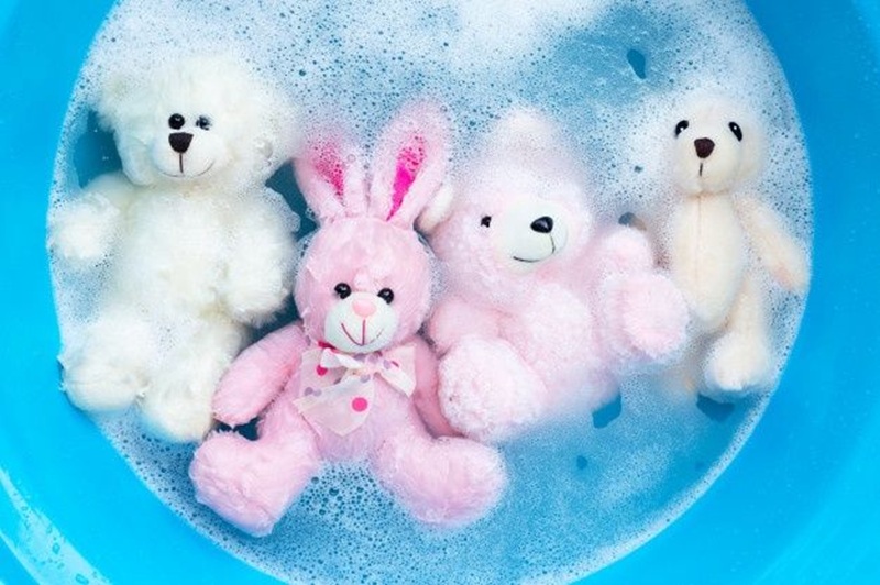 AWET DAN HARUM: Mencuci boneka dengan merendam di air detergent