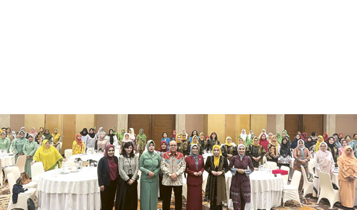 SUKSES: Kepala OJK Malang Farid Faletehan (tengah) bersama perempuan-perempuan hebat dalam acara edukasi keuangan Perempuan Cerdas Finansial: Pilar Keluarga Sejahtera di Ballroom Hotel Santika, Jumat