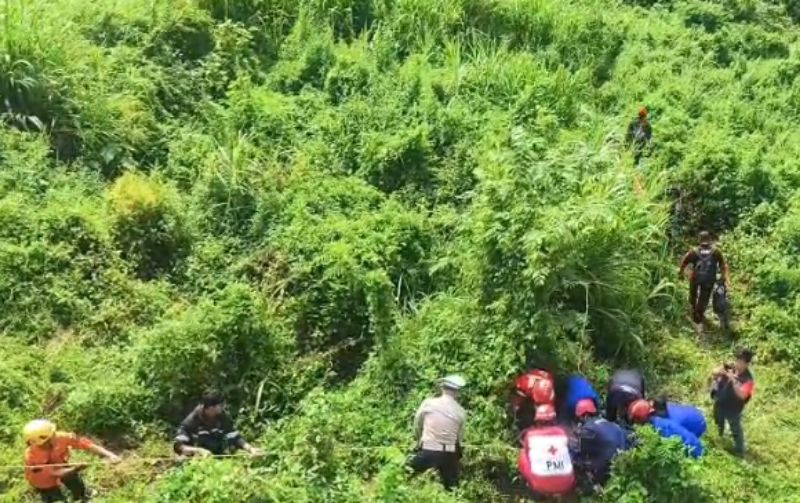 TKP: Petugas melakukan proses evakuasi korban yang jatuh dari jembatan Tunggulmas Malang, pagi ini (21/12).