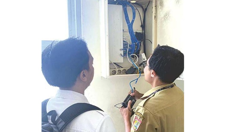 ANGGARAN MENURUN: Staf Diskominfo Kabupaten Malang mengecek salah satu server, beberapa waktu lalu.