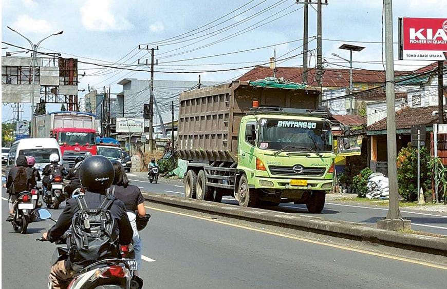 PEMBATASAN TAHUNAN: Salah satu truk melintas di Jalan Raya Karanglo, beberapa waktu lalu. Mulai Jumat lalu (19/12), ada pembatasan operasional untuk sejumlah kendaraan besar.