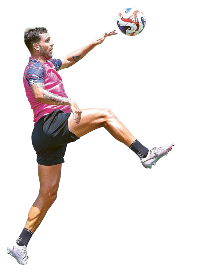 BERSEMANGAT: Winger Arema FC Ian Puleio berusaha mengontrol bola dalam sesi latihan tim di ARG Soccer Field, Lawang, beberapa waktu lalu.