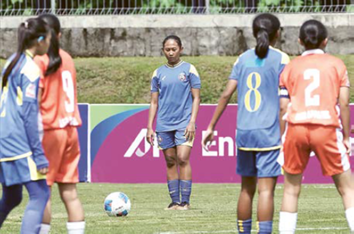 PENGALAMAN BARU: Sabrina Mutiara Firdaus bersiap mengeksekusi tendangan bebas dalam ajang Piala Pertiwi 2025 Jawa Timur, November lalu.