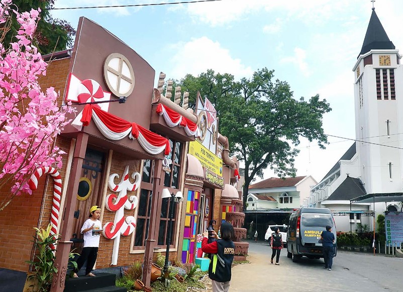 DEMI PENGENDARA: Posko terpadu di Jalan Ijen, Klojen kemarin (20/12) dilengkapi fasilitas pijat gratis, permen, dan air minum untuk pengendara