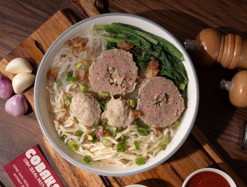 LEZAT: seporsi bakso lengkap dengan mi dan sayur