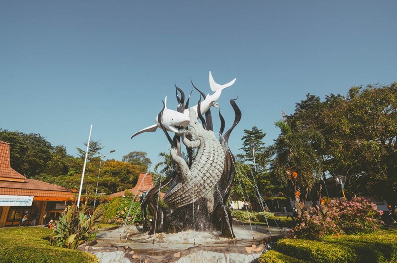 WISATA SURABAYA: Patung suroboyo di kebun binatang surabaya