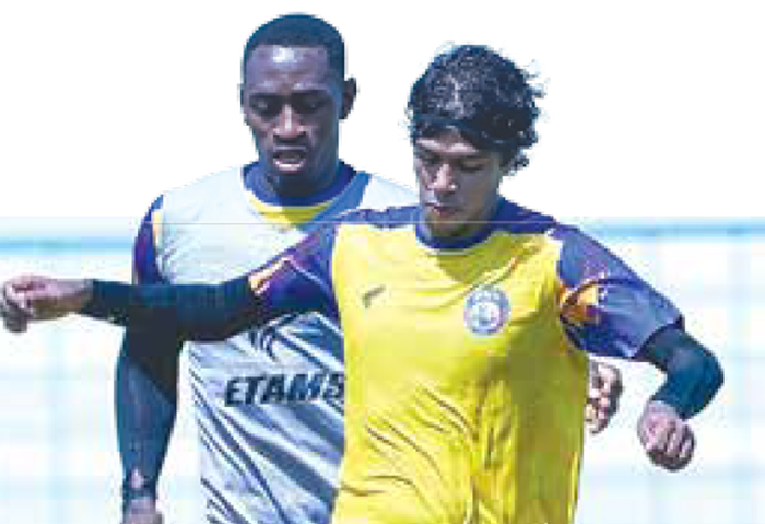 JALANI PERAWATAN: Gelandang Arema FC Betinho Filho (kanan) melindungi bola dalam sesi latihan di Stadion Gajayana, 17 Desember lalu.