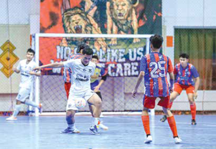 LEBIH BANYAK BERLAGA: Pemain Rodali berusaha menahan bola dalam babak final USC Futsal League Volume 3 melawan AB Frenz di Unggul Sports Center, November lalu