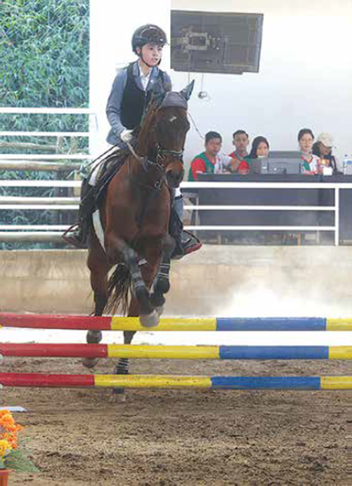 TANCAP GAS: Atlet Equestrian Kota Malang bertanding dalam ajang Porprov IX Jatim di Puncak Joyo Royal Stable Malang, beberapa waktu lalu.