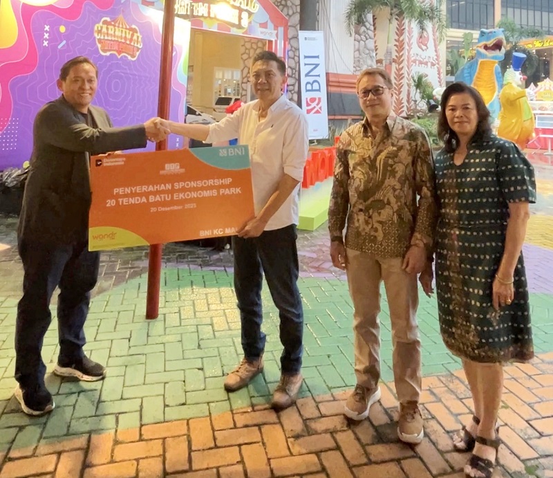 SINERGI: Penyerahan mock up sponsorship oleh Area Head 2 BNI Wilayah 18 Malang Hadiyanto kepada Direktur Utama Jatim Park 3 Suryo Widodo.