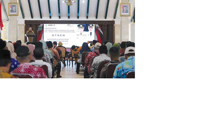BERKOMITMEN TINGGI: Sekretaris Daerah (Sekda) Kabupaten Malang Budiar Anwar memberikan sambutan dalam acara sinergitas optimalisasi pengelolaan Data Tunggal Sosial Ekonomi Nasional (DTSEN) bersama