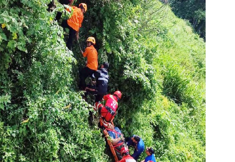 BUTUH WAKTU LIMA JAM: Evakuasi korban jatuh di pinggir Jembatan Tunggulmas menggunakan sistem vertical rescue, kemarin. Ada banyak pihak yang ambil bagian dalam prosesnya. Foto atas, motor Yamaha