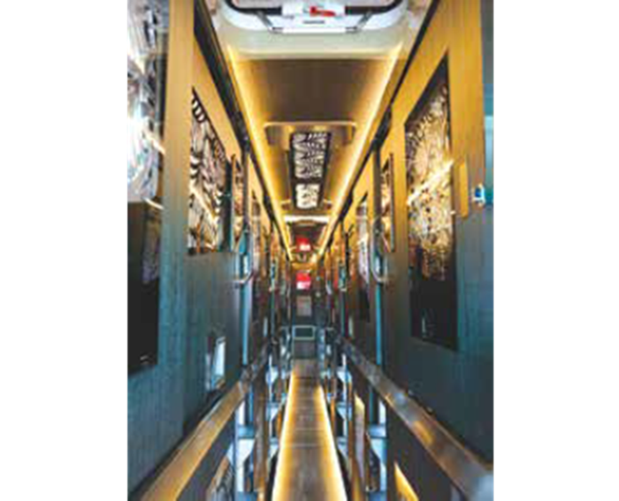 PREMIUM: Lorong dan bangku di Bus Juragan 99 didesain senyaman mungkin.