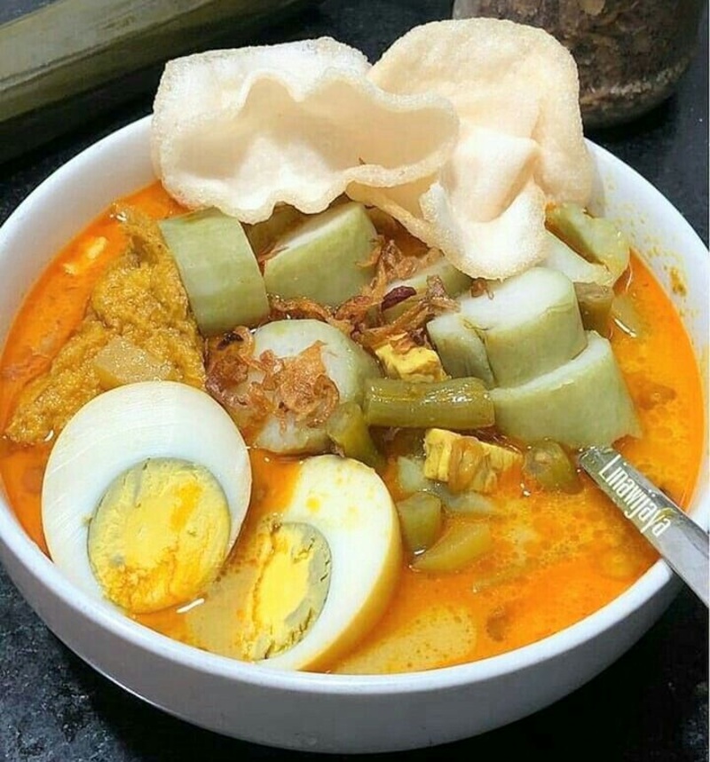 HANGAT: Seporsi lontong sayur berkuah santan gurih menjadi pilihan sarapan yang mengenyangkan.
