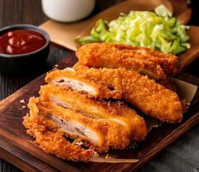 LEZAT: Katsu dengan balutan tepung renyah dan daging lembut di dalamnya.