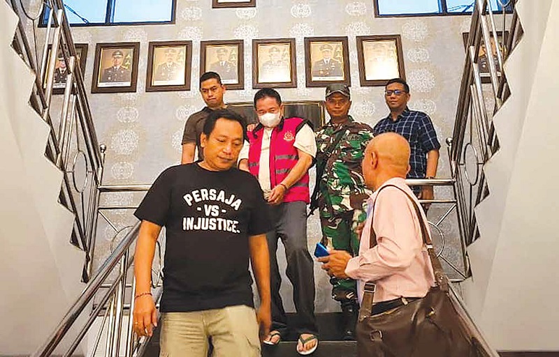 DITAHAN: Tersangka kasus korupsi kredit fiktif (rompi pink) digiring petugas Kejaksaan Negeri Kabupaten Malang setelah menjalani pemeriksaan, Sabtu (20/12).