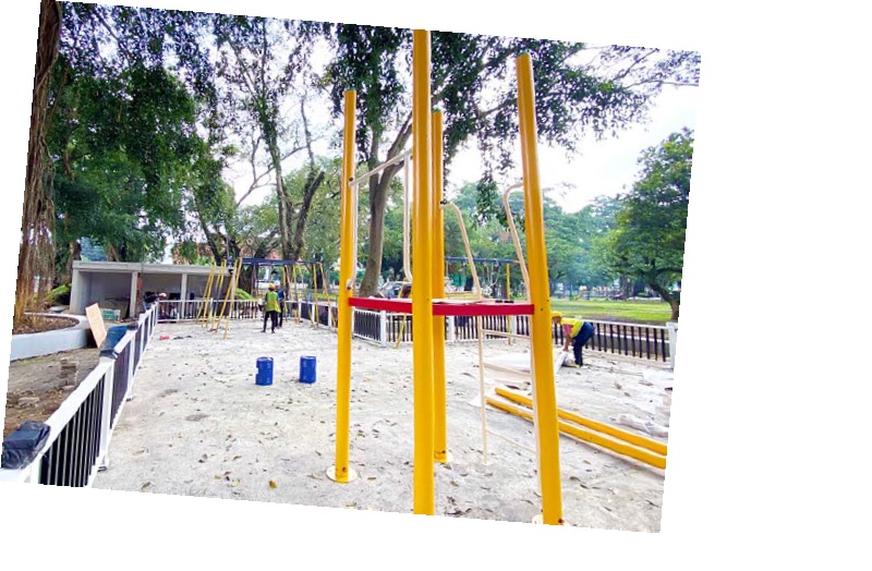 HASIL KARYA AREK MALANG: Proses perakitan sejumlah wahana di playground Alun-Alun Merdeka mulai dilakukan, kemarin.
