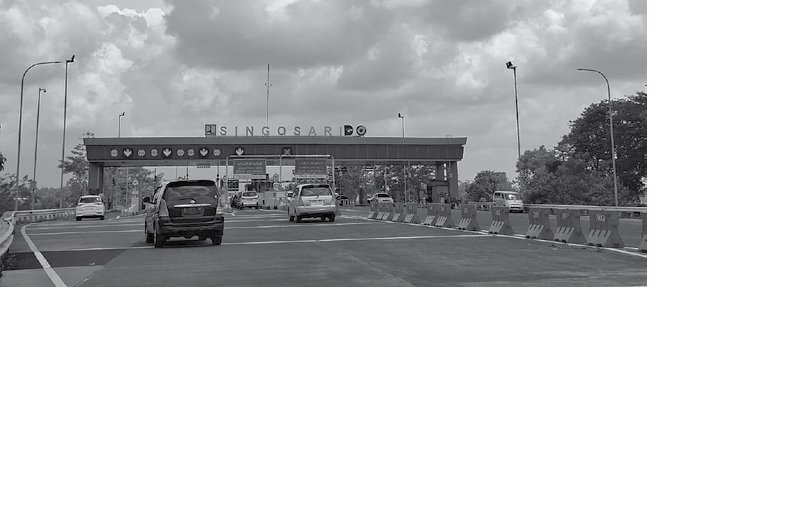 DIPREDIKSI NAIK: Sejumlah kendaraan memasuki pintu masuk tol Singosari kemarin siang.