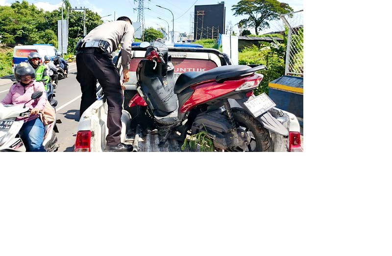 BUTUH WAKTU LIMA JAM: Evakuasi korban jatuh di pinggir Jembatan Tunggulmas menggunakan sistem vertical rescue, kemarin. Ada banyak pihak yang ambil bagian dalam prosesnya. Foto atas, motor Yamaha