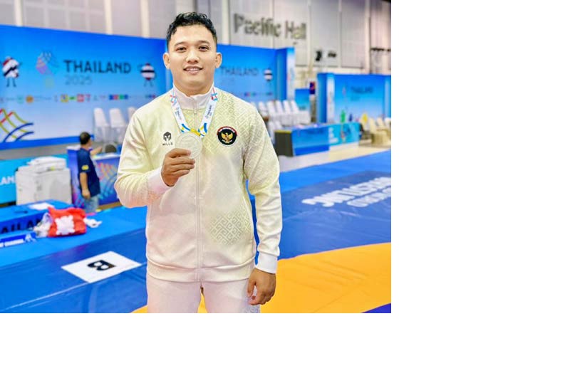 SEMRINGAH: Lulut Gilang Saputra setelah menerima medali perak di nomor gulat grecoroman 87 kg putra SEA Games 2025 Thailand, 17 Desember lalu.
