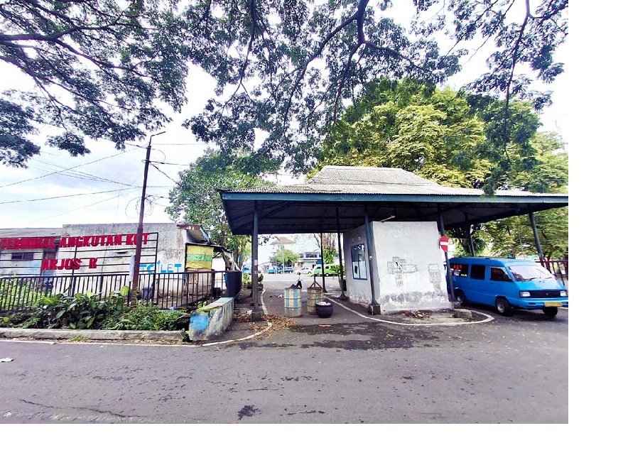 MULAI USANG: Gerbang Terminal Tipe C Arjosari atau khusus angkot tampak kurang terawat. Usulan dari dishub untuk penataan terminal belum disetujui.
