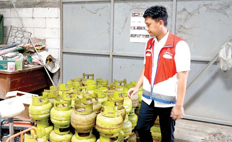 TERJAMIN: Petugas Pertamina mengecek stok LPG 3 kilogram di salah satu agen beberapa waktu lalu.