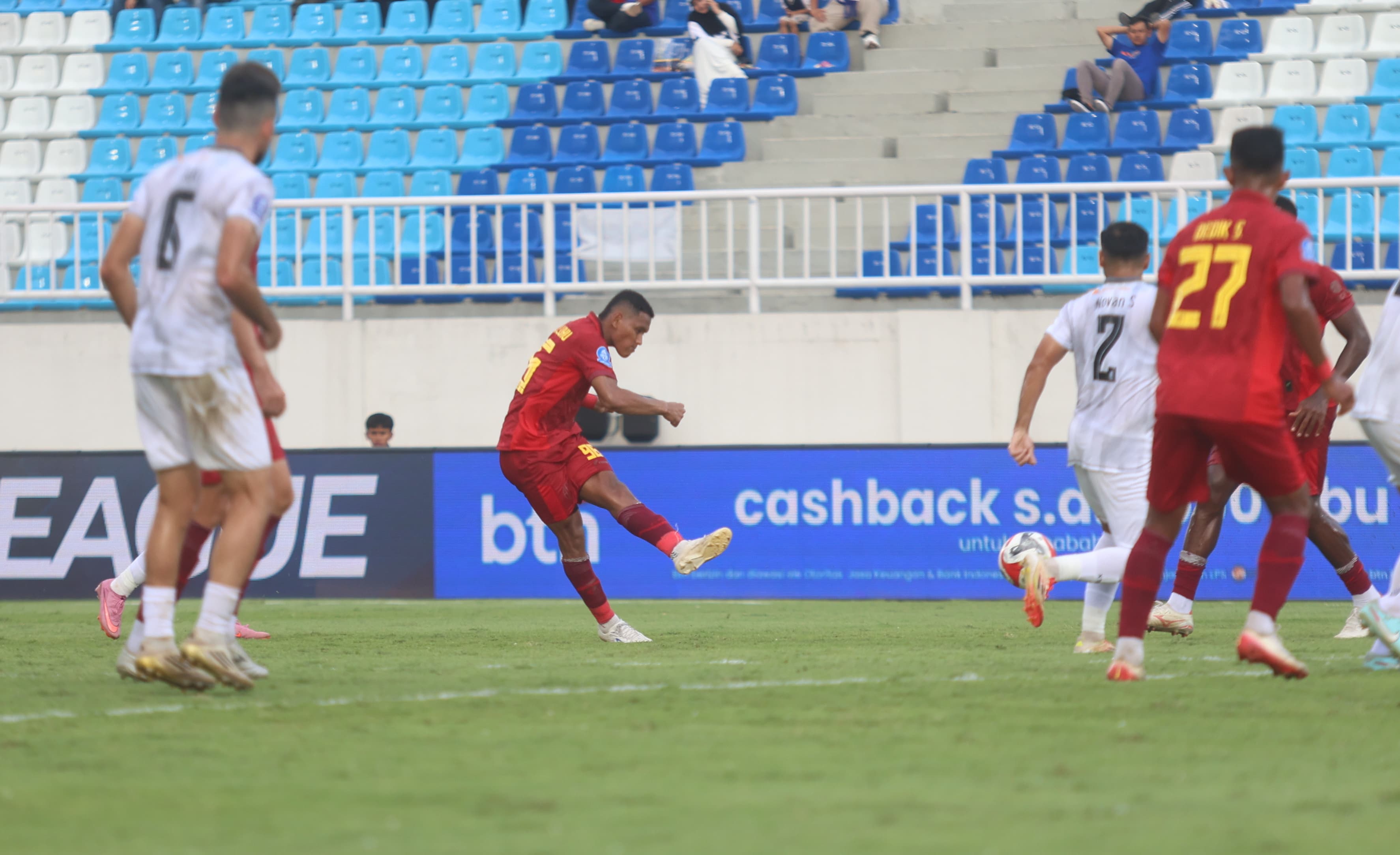 Iksan Lestaluhu melepaskan tendangan ke gawang Madura United yang berbuah gol kedua untuk Arema FC pada Selasa (23/12) sore. (Darmono/Radar Malang)