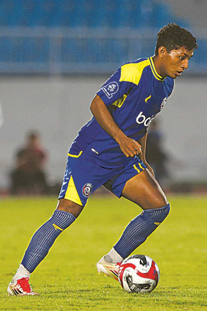 KUNCI PERMAINAN: Winger Arema FC Salim Tuharea mengontrol bola pada sesi latihan di Stadion Gajayana, 19 Desember lalu.