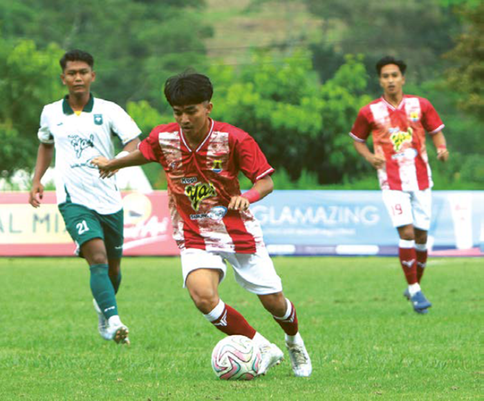 BURU KE MENANGAN: Pemain Persema Malang berupaya membangun serangan pada babak 64 besar Liga 4 Regional Jatim 2025/2026 menghadapi Triple&rsquo;s Kediri, 10 Desember lalu.