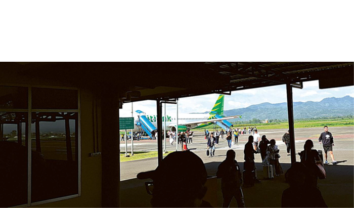 TAK ADA MASKAPAI TAMBAHAN: Penumpang dari Jakarta turun di Bandara Abdulrachman Saleh, beberapa waktu lalu. Jumlah penumpang diprediksi naik drastis pada libur Nataru.