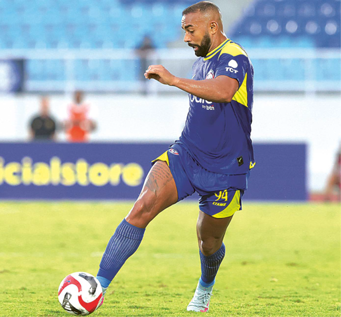 JADI PEMBUKTIAN: Dari atas, Dalberto Luan Belo, Dedik Setiawan, dan Razzaa Fachrezi merupakan opsi penyerang utama Arema FC. Absennya Dalberto membuat Dedik dan Razzaa berpeluang menjadi andalan Singo