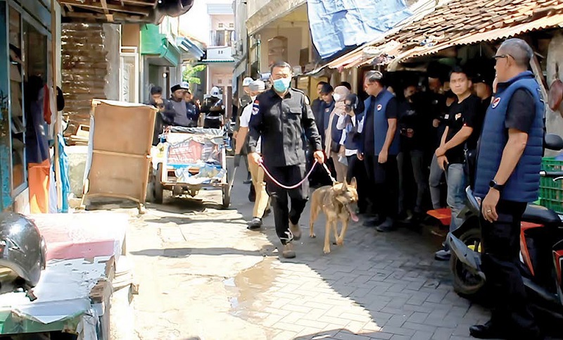 RAZIA: Petugas BNNP Jatim menyisir Jalan Kunti untuk mencari keberadaan narkoba pada November lalu.