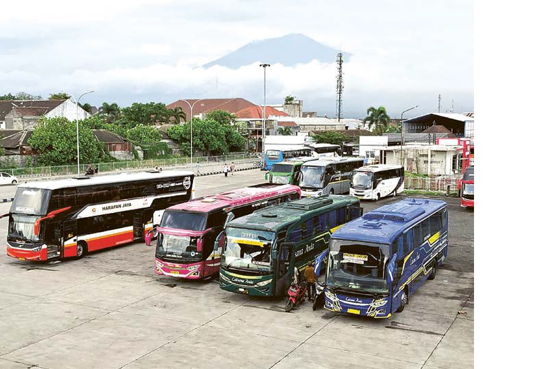 JELANG NATARU: Deretan bus menunggu antre keberangkatan di terminal tipe A Arjosari kemarin (22/12).